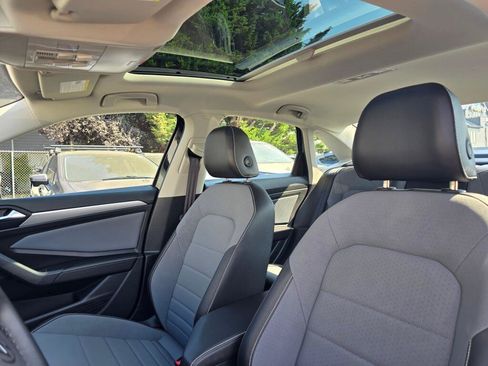 Certified 2025 Volkswagen Jetta SE FWD image 21