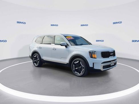 Used 2024 Kia Telluride EX w/ EX Captain's Chair Package image 2