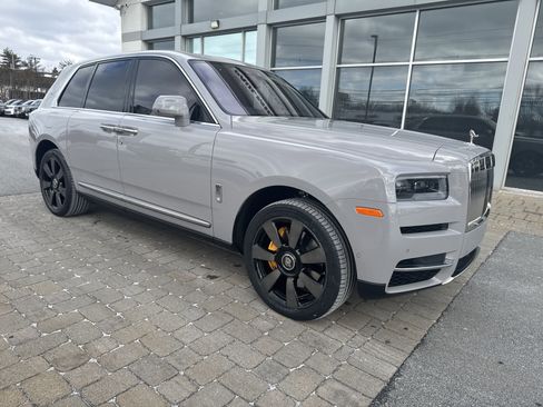 Used 2024 Rolls-Royce Cullinan w/ Interior Detailing Package image 8