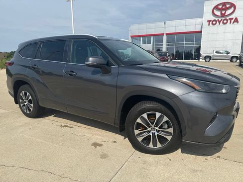 Used 2023 Toyota Highlander XLE AWD/4WD image 2