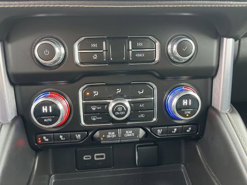 Used 2023 GMC Yukon SLT w/ SLT Luxury Package image 24