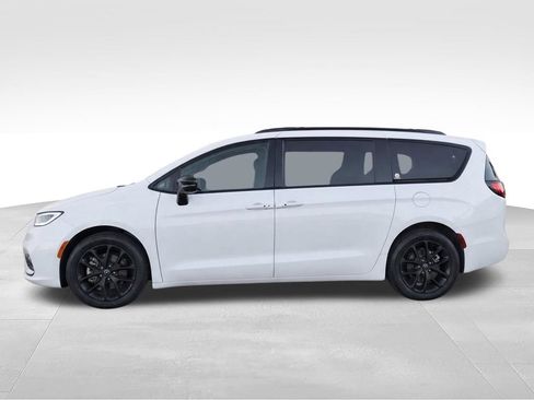 Used 2025 Chrysler Pacifica Limited FWD image 8