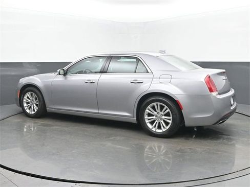 Used 2017 Chrysler 300 C image 3