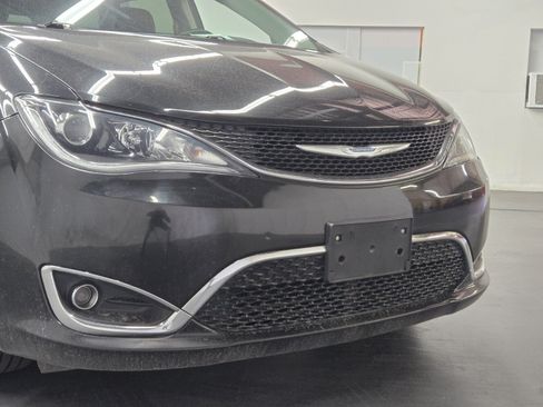 Used 2018 Chrysler Pacifica Touring-L FWD image 5