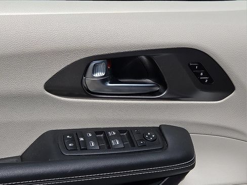 Used 2024 Chrysler Pacifica Limited FWD image 14