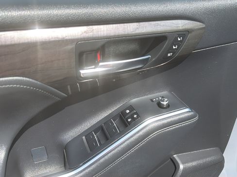 Used 2023 Toyota Highlander Limited AWD/4WD image 26