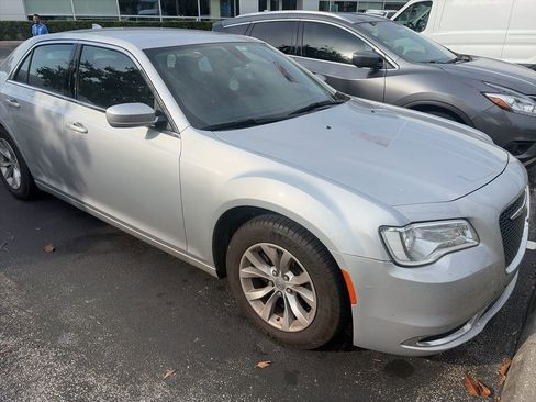 Used 2023 Chrysler 300 Touring RWD image 1