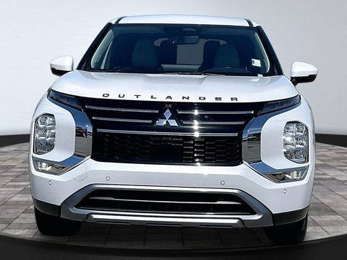 Used 2025 Mitsubishi Outlander SE FWD image 3