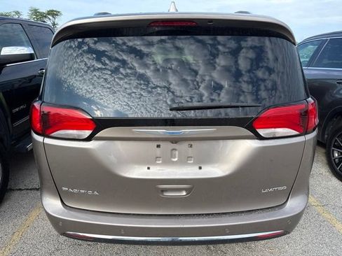Used 2018 Chrysler Pacifica Limited w/ Tire & Wheel Group FWD image 4