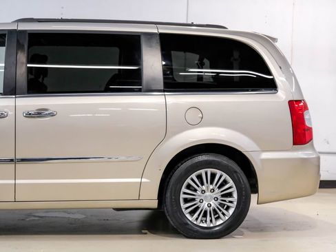 Used 2016 Chrysler Town & Country Touring-L FWD image 14