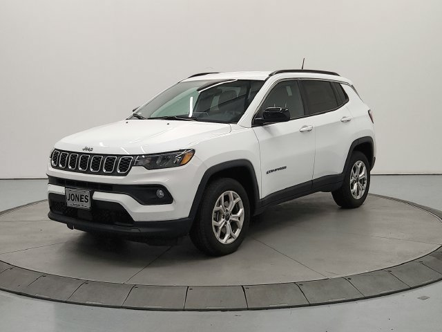 Used 2025 Jeep Compass Latitude AWD/4WD image 4
