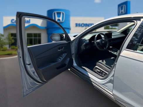 Used 2025 Honda Accord SE image 12