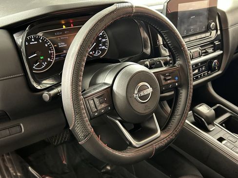 Used 2024 Nissan Pathfinder SV image 13