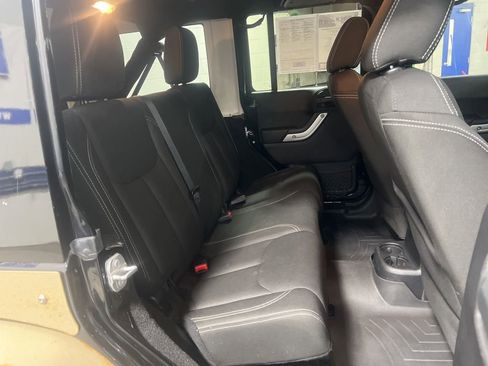 Used 2015 Jeep Wrangler Unlimited Rubicon w/ Connectivity Group image 10