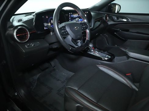 Used 2025 Chevrolet Trax RS w/ Sunroof Package FWD image 17