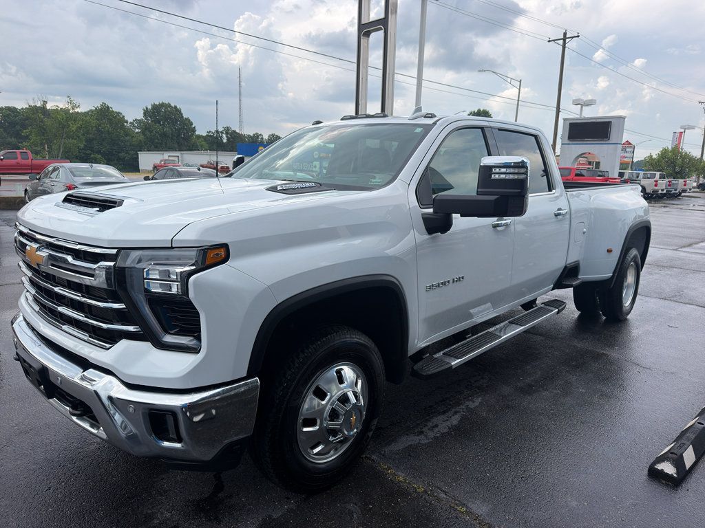 Used 2025 Chevrolet Silverado 3500 LTZ w/ LTZ Plus Package AWD/4WD image 3