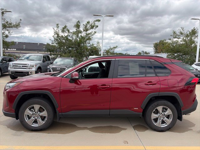 Used 2024 Toyota RAV4 LE AWD/4WD image 4