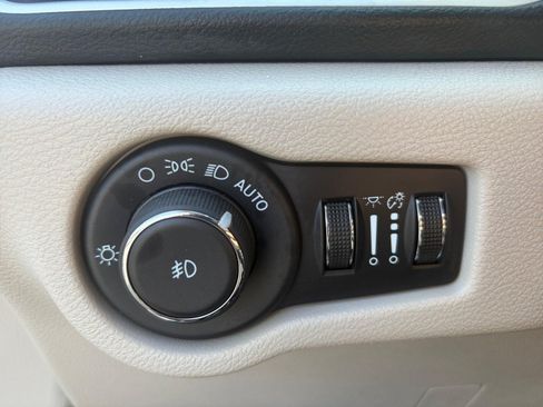 Used 2024 Chrysler Pacifica Touring-L FWD image 29