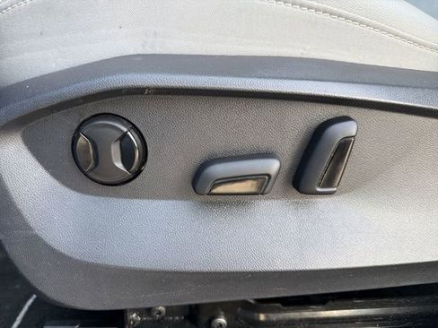 Used 2023 Volkswagen Taos SE w/ Panoramic Sunroof Package image 14