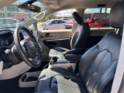 Used 2022 Chrysler Pacifica Touring-L FWD image 13