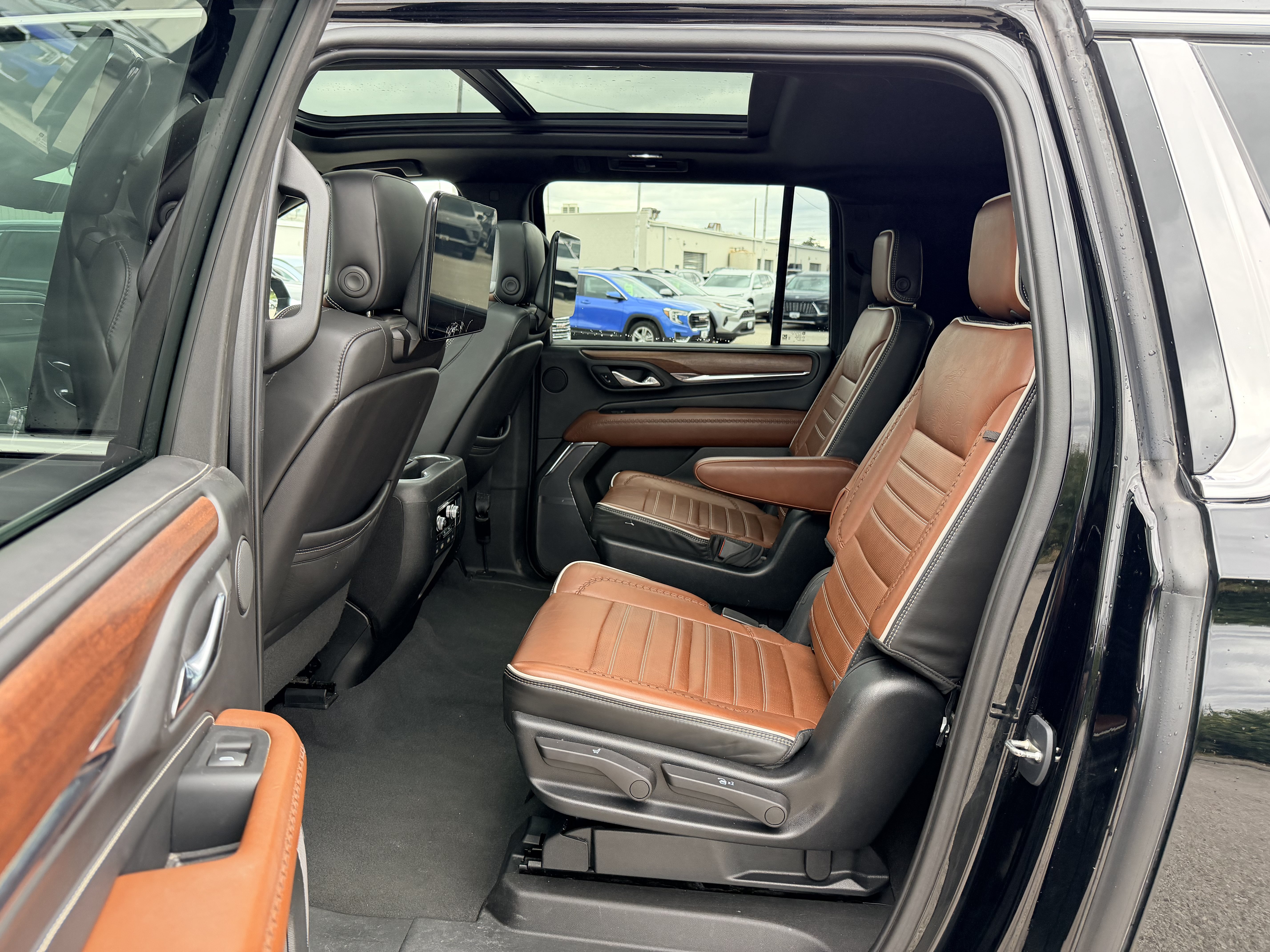 Used 2023 GMC Yukon XL Denali Ultimate AWD/4WD image 12