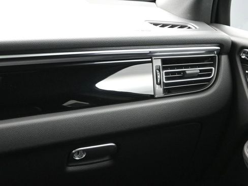 Certified 2025 Porsche Macan image 23