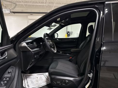 Used 2025 Jeep Grand Cherokee Laredo X w/ Luxury Tech Group I image 19