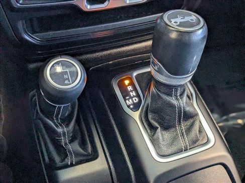 Used 2020 Jeep Wrangler Unlimited Sahara AWD/4WD image 12