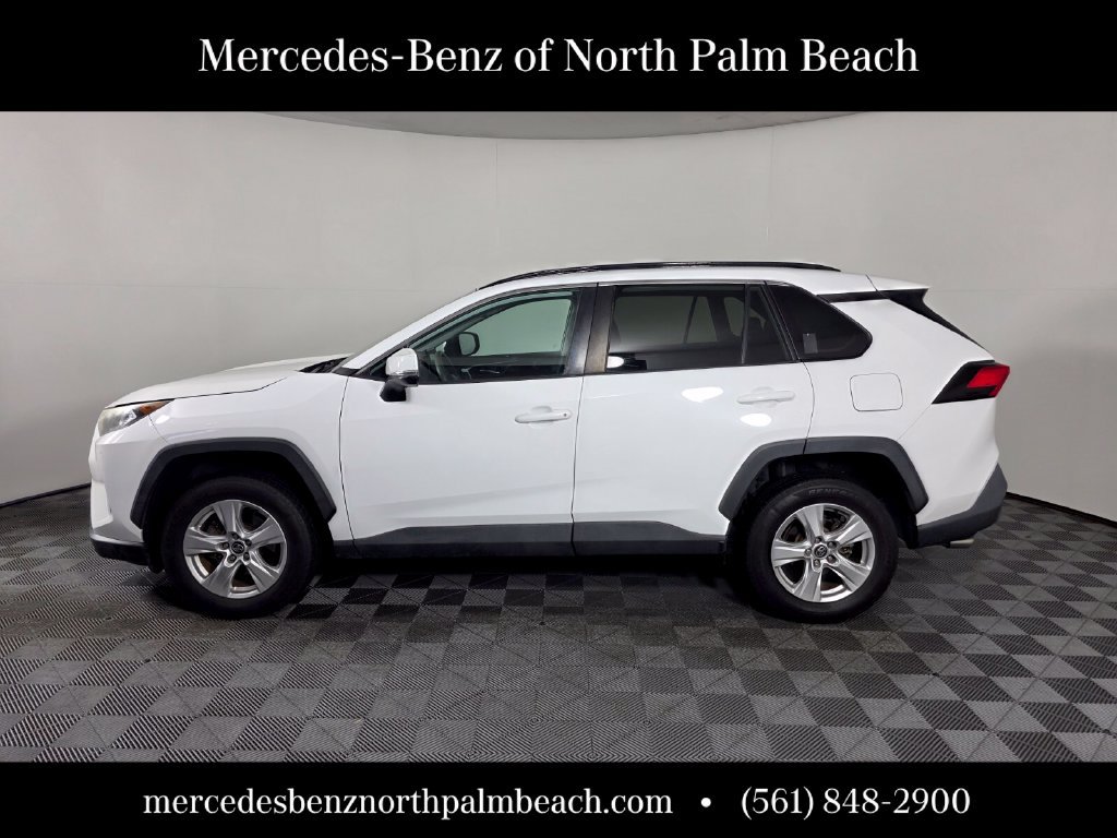 Used 2021 Toyota RAV4 XLE w/ Convenience Package FWD image 3