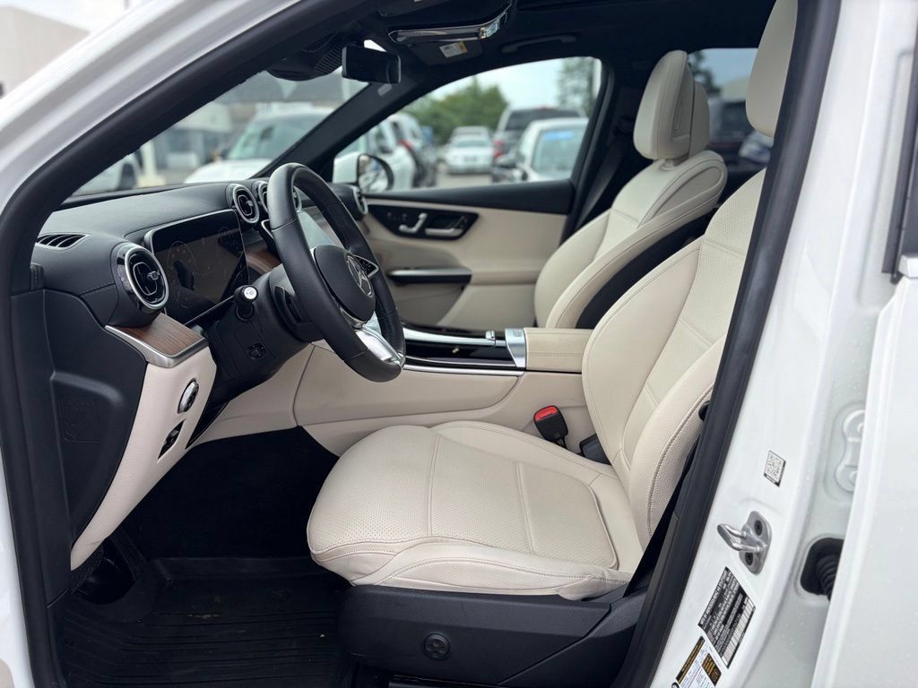 Used 2025 Mercedes-Benz GLC 300 4MATIC image 21