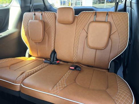 New 2026 Chrysler Pacifica Pinnacle image 8