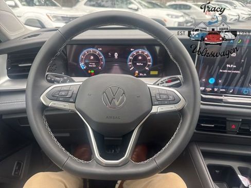 New 2025 Volkswagen Tiguan SE image 10