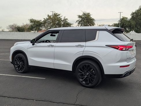 Used 2023 Mitsubishi Outlander SE Black Edition image 4