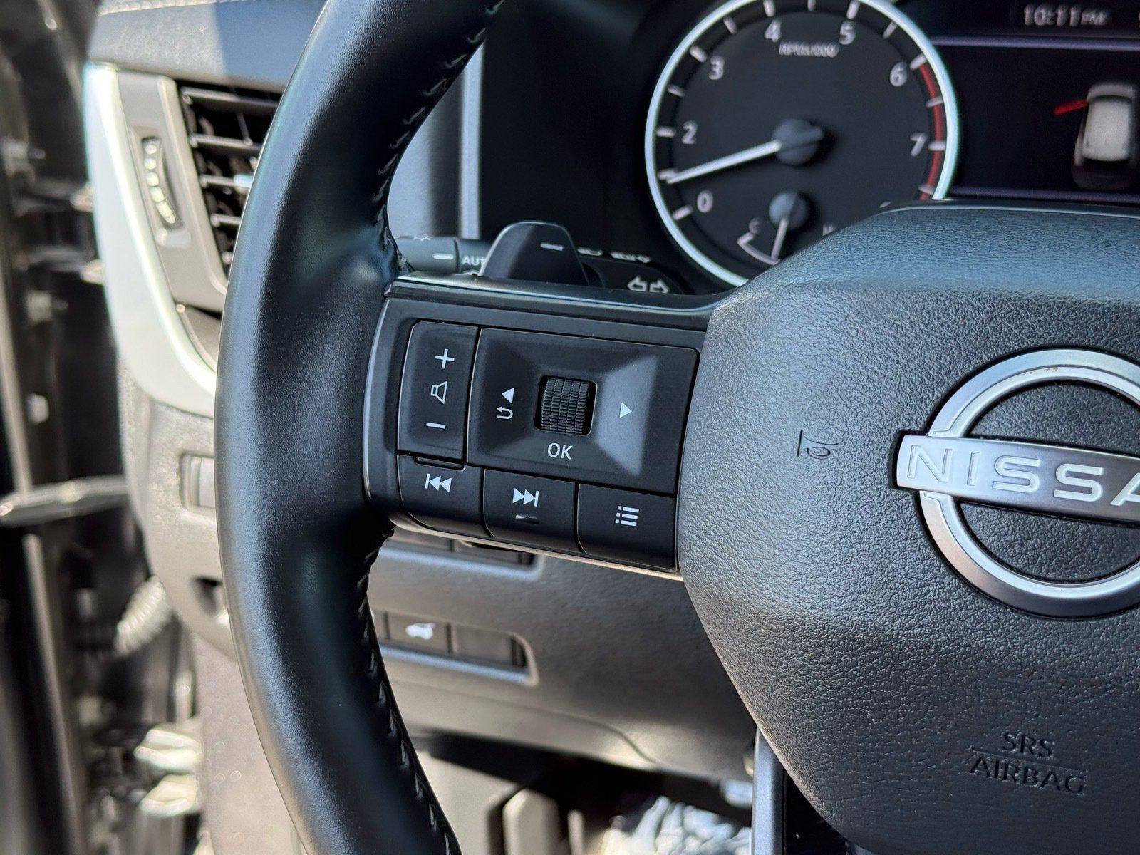 Used 2025 Nissan Rogue SV AWD/4WD image 17