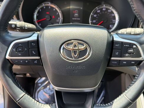 Used 2022 Toyota Highlander LE FWD image 11
