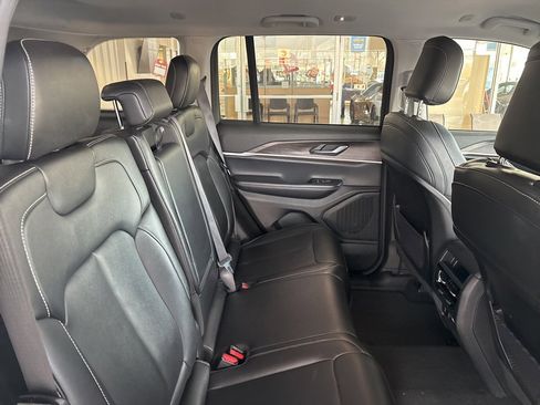 Used 2023 Jeep Grand Cherokee Limited image 27