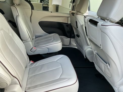 Used 2018 Chrysler Pacifica Limited w/ Tire & Wheel Group image 16