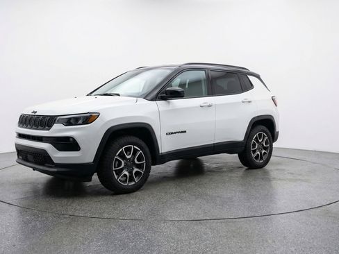 Used 2025 Jeep Compass Trailhawk image 3