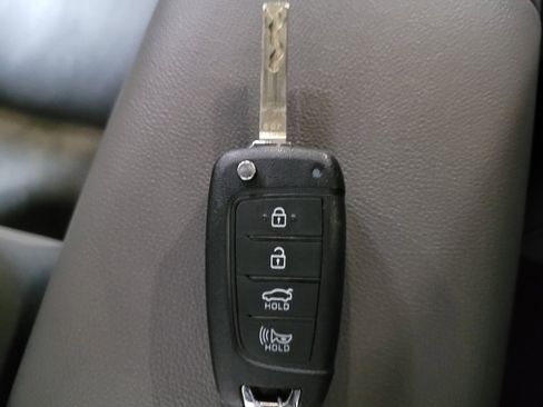 Used 2025 Hyundai Elantra SE image 32