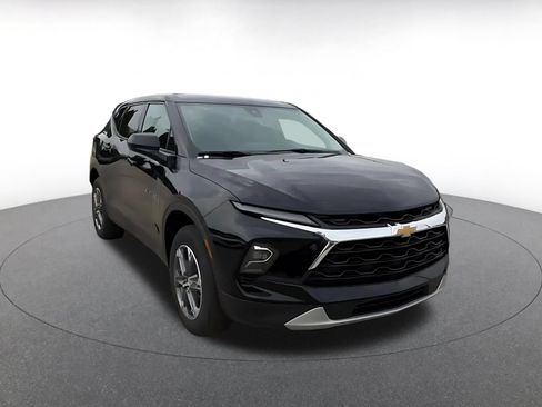 Used 2025 Chevrolet Blazer LT FWD image 3
