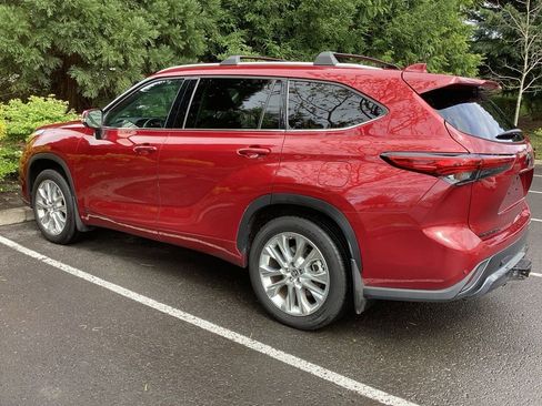 Used 2023 Toyota Highlander Limited image 11