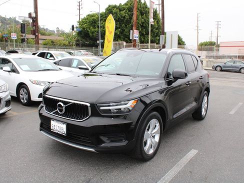 Used 2022 Volvo XC40 T4 Momentum image 3