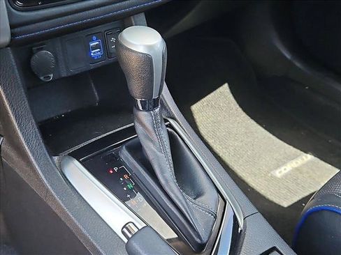 Used 2018 Toyota Corolla SE w/ SE Premium Package FWD image 11