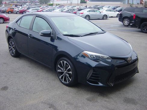Used 2017 Toyota Corolla XSE image 3
