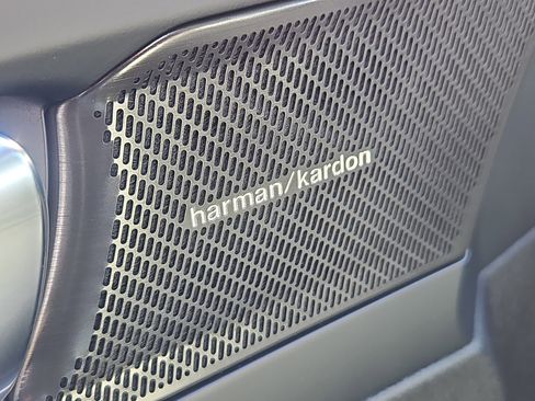 New 2026 Volvo XC40 B5 Ultra w/ Protection Package Premier image 9