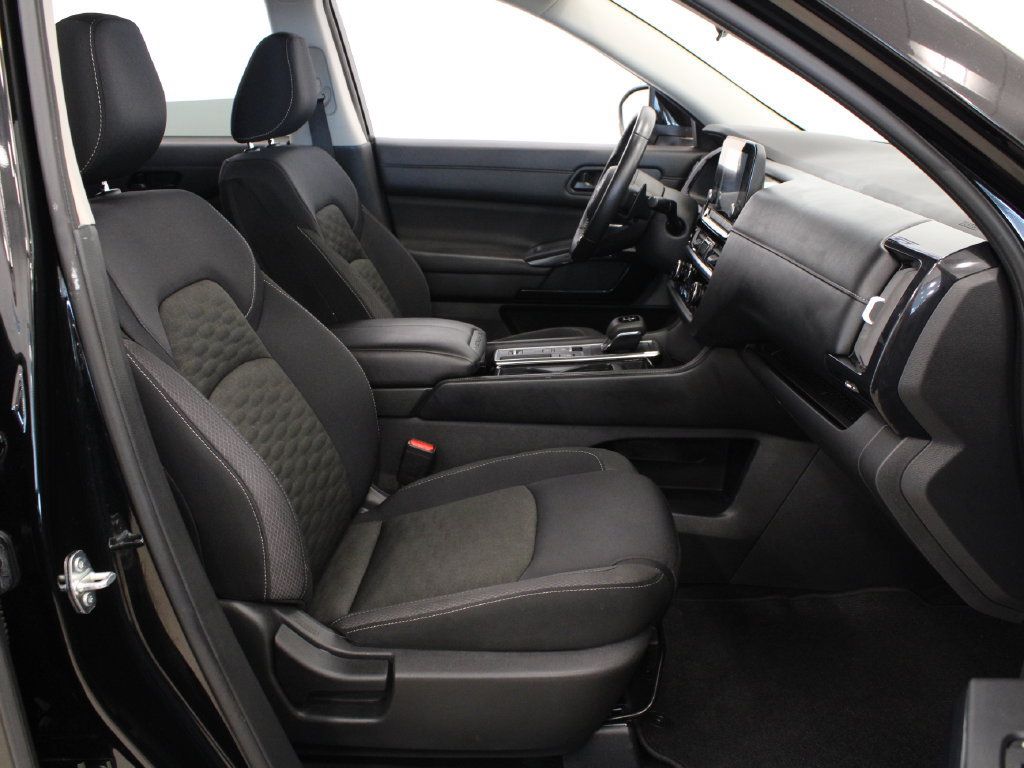 Used 2024 Nissan Pathfinder SV FWD image 15