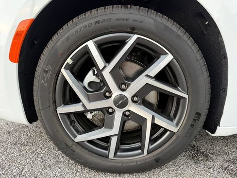 New 2027 Chrysler Pacifica Pinnacle w/ Theater Group FWD image 24