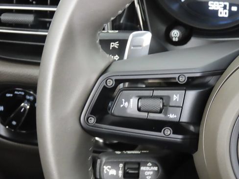 Certified 2026 Porsche Macan AWD/4WD image 20
