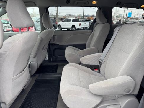 Used 2018 Toyota Sienna LE image 13