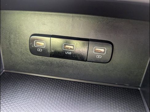 Used 2024 Kia Carnival LX FWD image 17